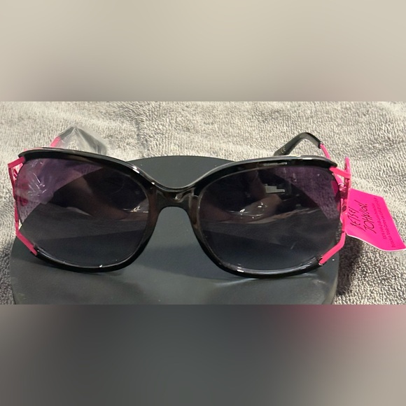 BETSEY JOHNSON AUTHENTIC UVA/UVB SUNGLASSES/NWT & DUST BAG/BUTTERFLY ACCENTS - Picture 6 of 6